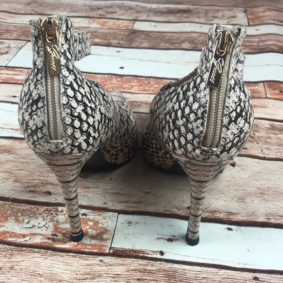 GUESS Faux Snakeskin Ankle Strap Strapy Heels 8M - Picture 4 of 7